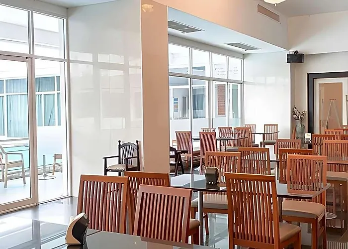 Avana & Convention Centre מלון